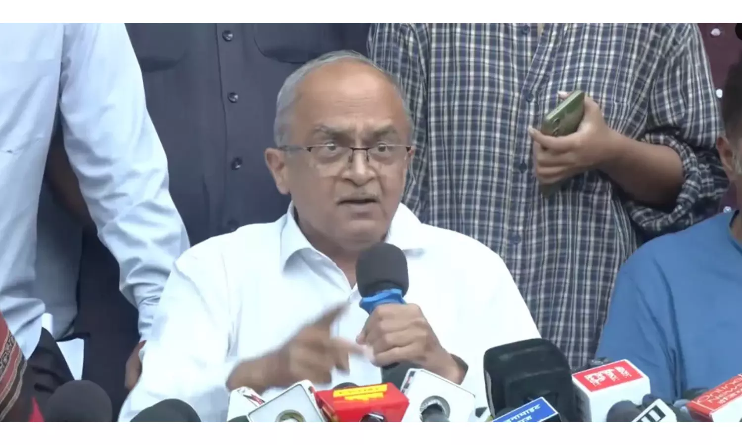 ‘We All Want Regime Change’: Prashant Bhushan Speaks Out at SIR Press Meet ‘We All Want Regime Change’: Prashant Bhushan Speaks Out at SIR Press Meet