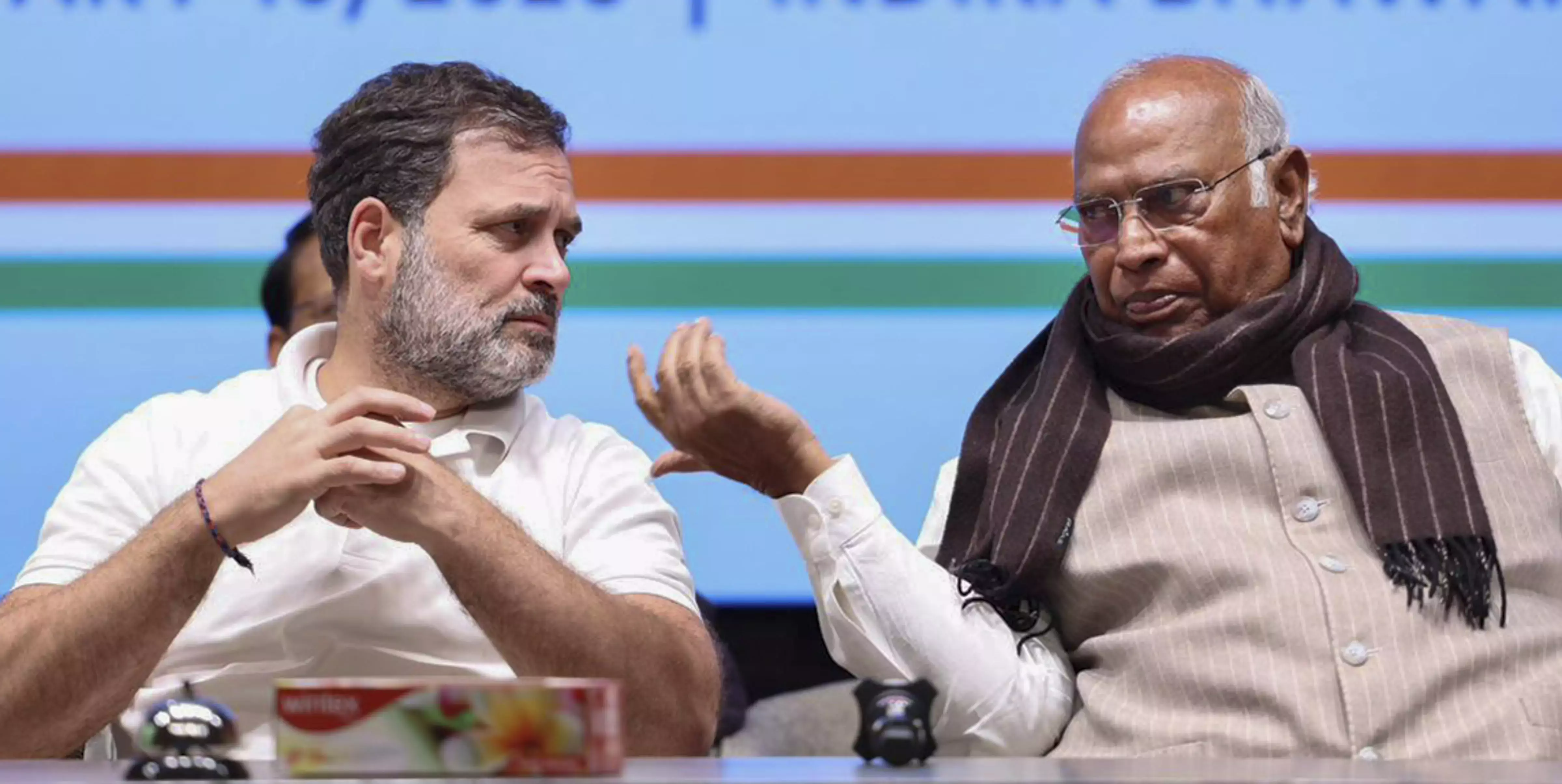 Kharge, Rahul Gandhi Praise Youth Wings Over SIR Protests Kharge, Rahul Gandhi Praise Youth Wings Over SIR Protests