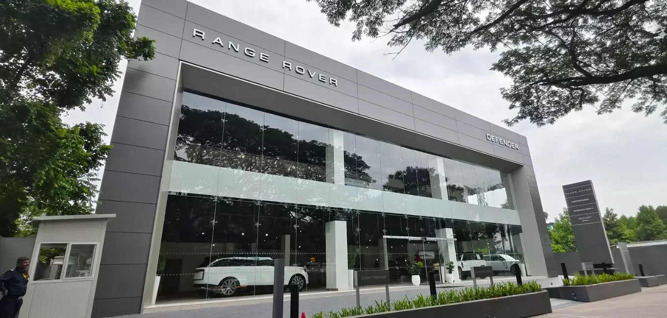 JLR Unveils Modern Luxury Sales And Service JLR Unveils Modern Luxury Sales And Service
