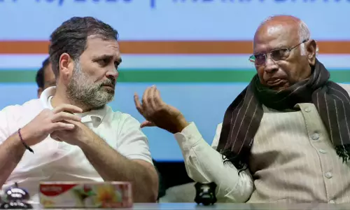 Kharge, Rahul Gandhi Praise Youth Wings Over SIR Protests Kharge, Rahul Gandhi Praise Youth Wings Over SIR Protests