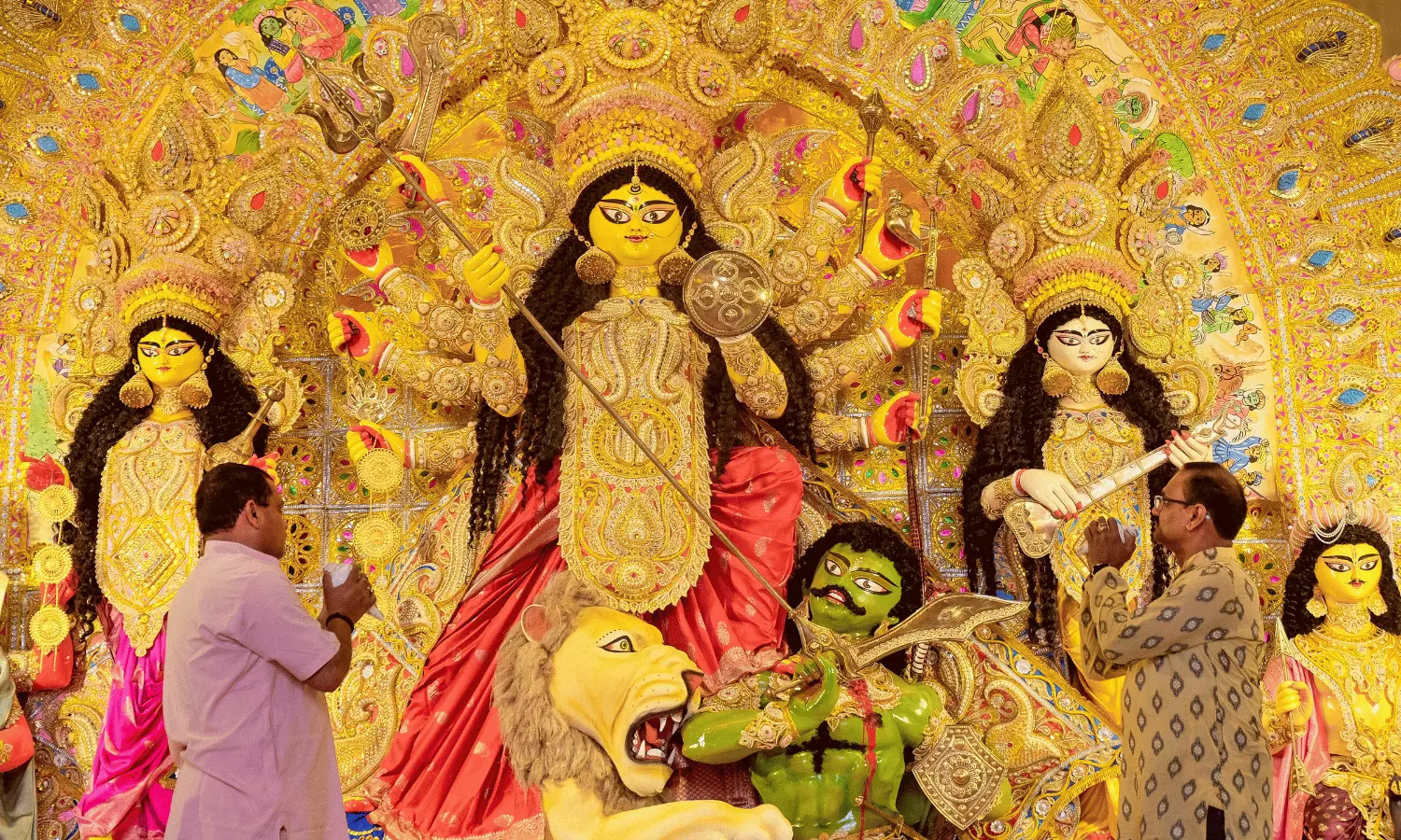 Durga Puja Fever Grips Bengal as Mahashashthi Kicks Off Pandal-Hopping Durga Puja Fever Grips Bengal as Mahashashthi Kicks Off Pandal-Hopping