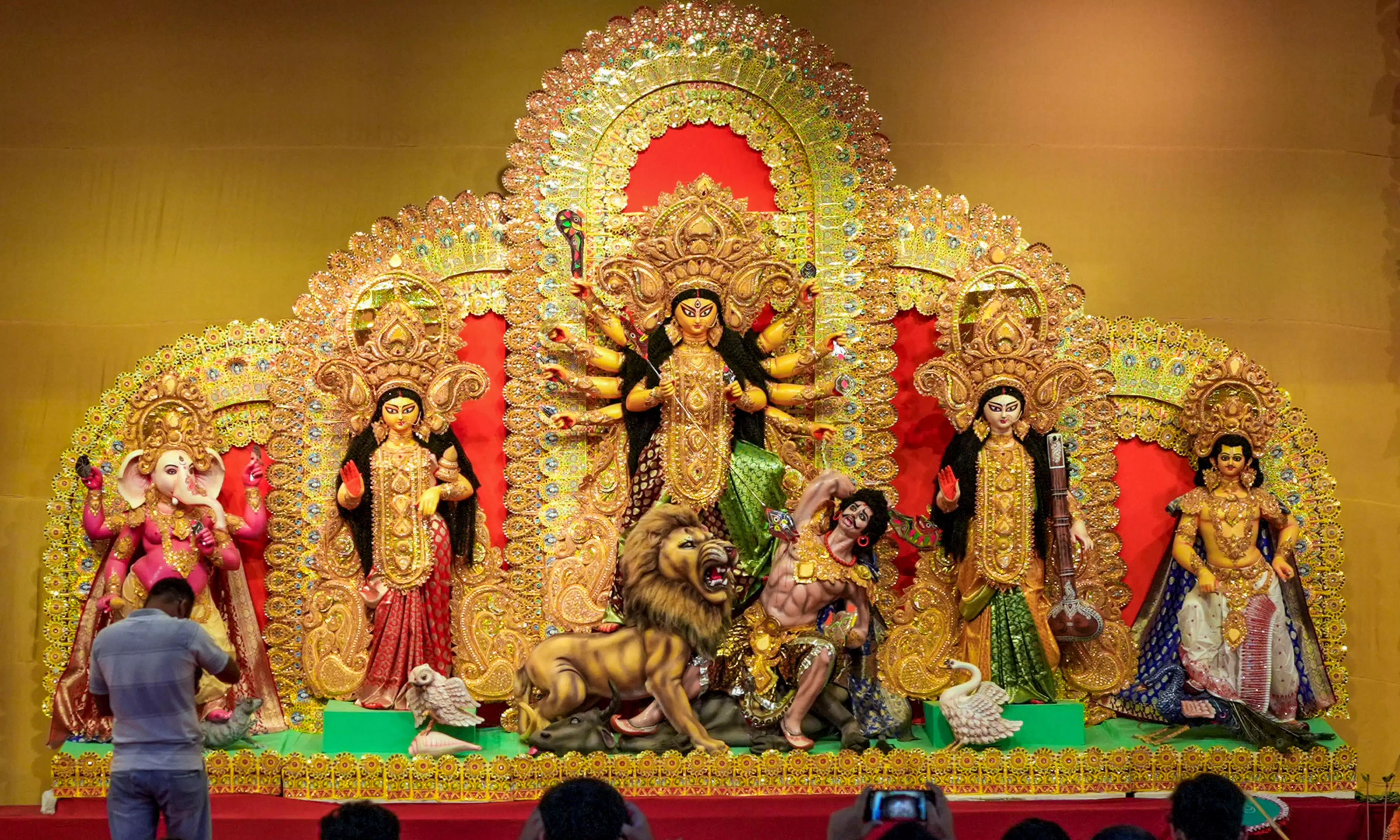 Mumbai Police Ban Photography, Sharing of Half-Submerged Durga Idol Images Mumbai Police Ban Photography, Sharing of Half-Submerged Durga Idol Images