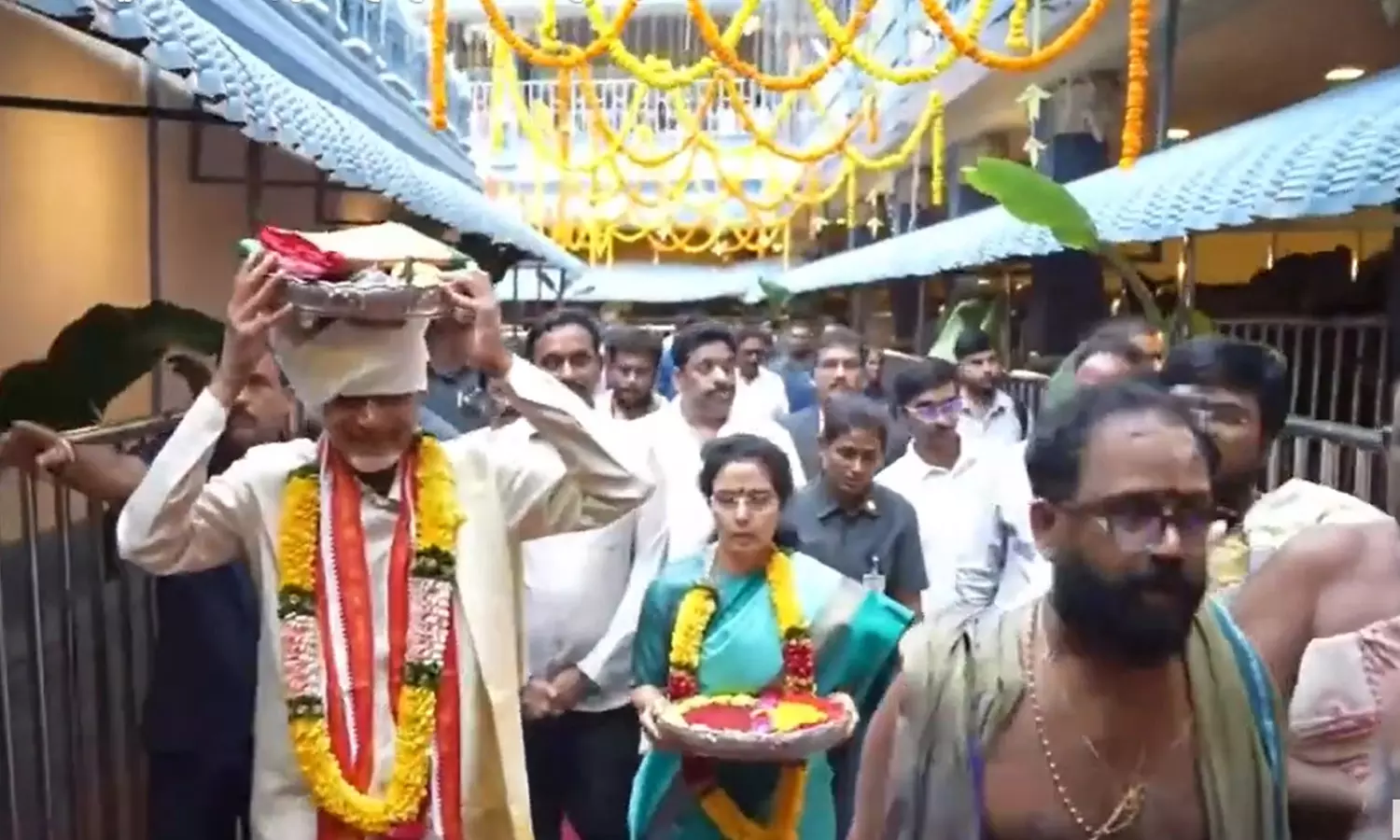 Naidu Prays to Goddess Kanaka Durga For Rains, Poverty-free State Naidu Prays to Goddess Kanaka Durga For Rains, Poverty-free State
