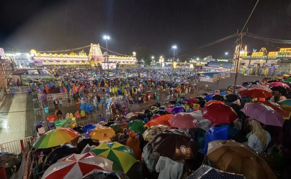 Rain Fails To Dampen Pilgrims’ Fervour During Garuda Seva At Tirumala Rain Fails To Dampen Pilgrims’ Fervour During Garuda Seva At Tirumala