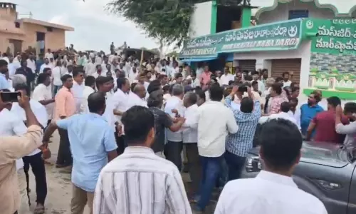 Clashes Between TD, YSRC Workers In Punganur; Several Injured Clashes Between TD, YSRC Workers In Punganur; Several Injured