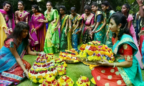 Durga Puja Pandal Adds Local Flavour With Bathukamma