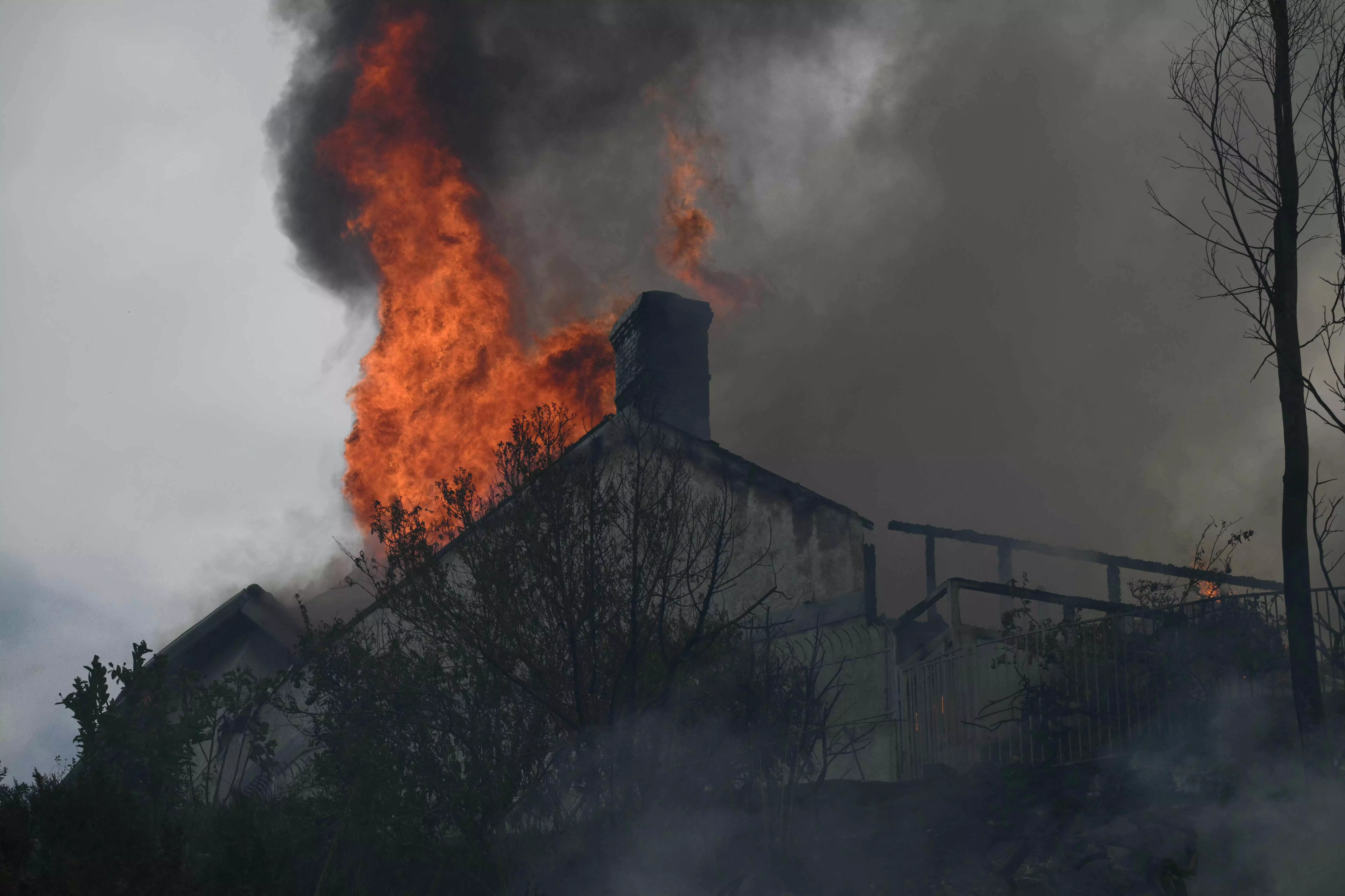Fast-Growing Wildfires Engulf California Mansions Fast-Growing Wildfires Engulf California Mansions