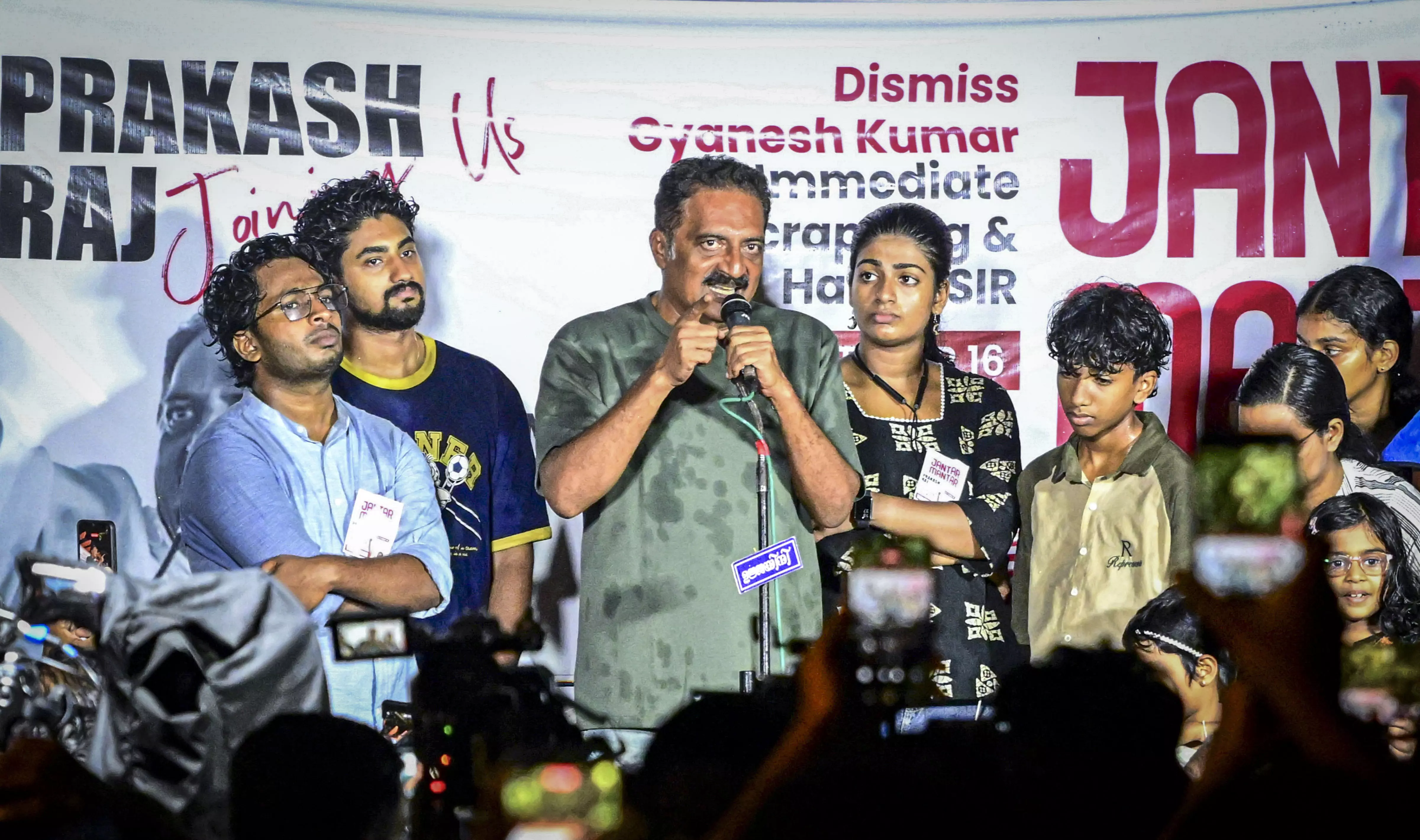 CJP Activists’ Arrest Sparks Row as Prakash Raj Questions Modi Govt CJP Activists’ Arrest Sparks Row as Prakash Raj Questions Modi Govt