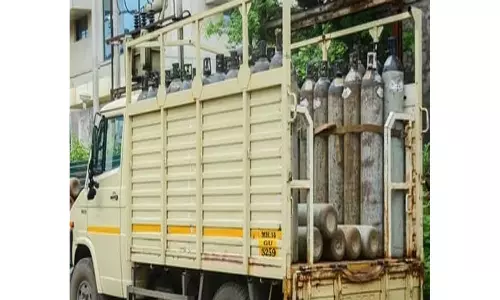 Kannur: Oxygen Cylinder Falls From Moving Vehicle, Kills Man Kannur: Oxygen Cylinder Falls From Moving Vehicle, Kills Man
