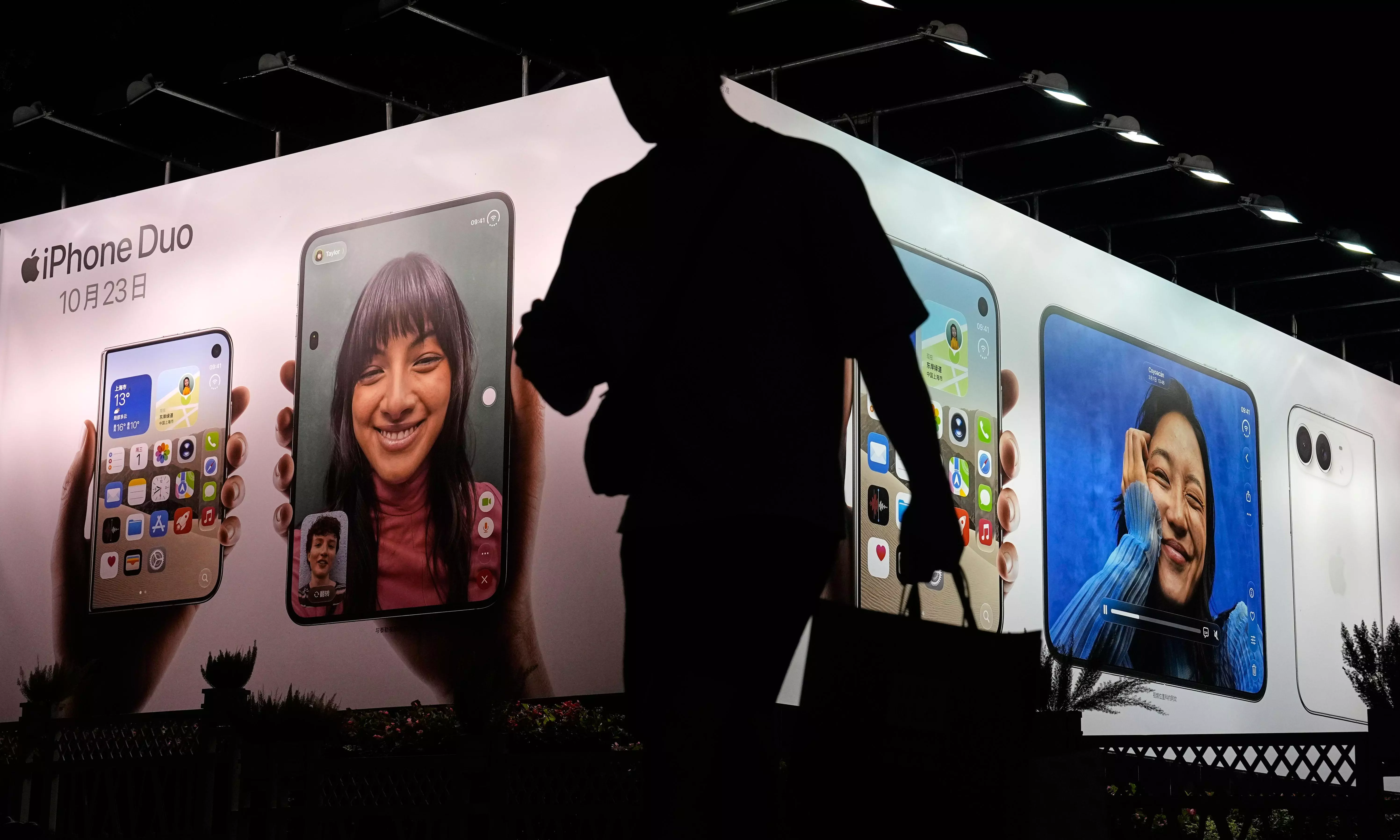 Apple Says iPhone Duo Demand Extraordinary After Delivery Delays Apple Says iPhone Duo Demand Extraordinary After Delivery Delays