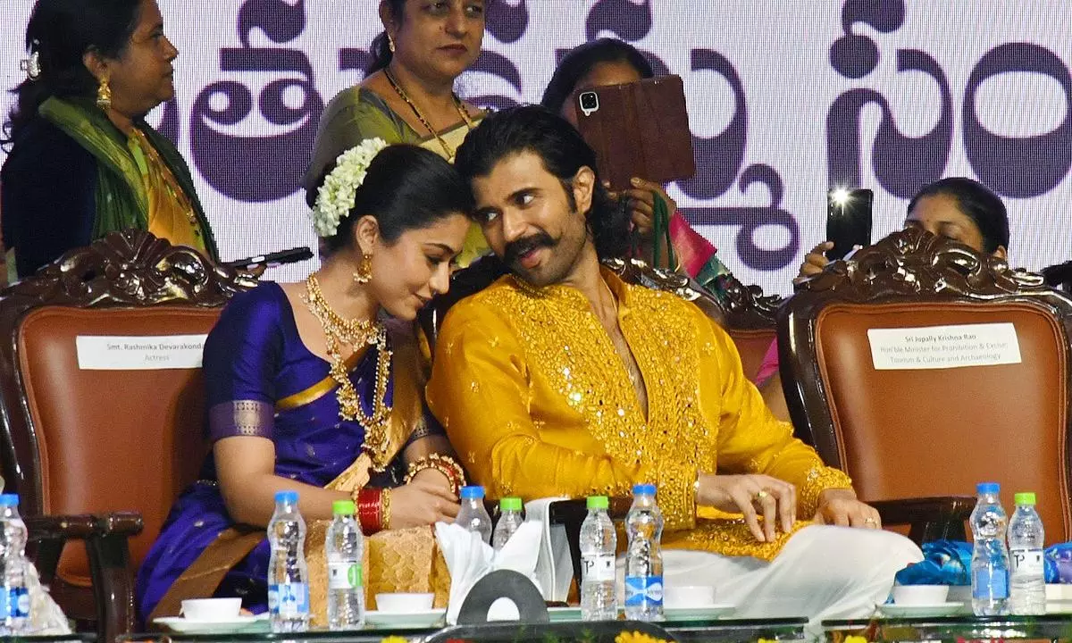 Vijay Deverakonda, Rashmika Participate In Saddula Bathukamma Festivities Vijay Deverakonda, Rashmika Participate In Saddula Bathukamma Festivities