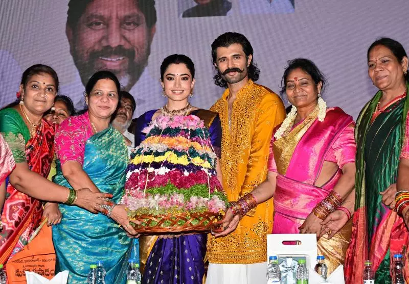 Vijay Deverakonda, Rashmika Mandanna Participate In Grand Saddula Bathukamma Celebrations Vijay Deverakonda, Rashmika Mandanna Participate In Grand Saddula Bathukamma Celebrations