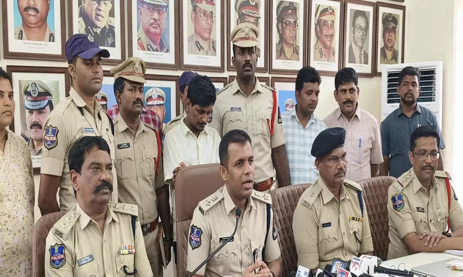 Saidabad Police Arrest Man For Posing as Woman And Extorting Victims Saidabad Police Arrest Man For Posing as Woman And Extorting Victims