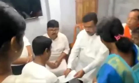 Kolkata Stampede: Bengal CM Meets 5 Bereaved Families To Hand Over Ex gratia; Slams Opposition Kolkata Stampede: Bengal CM Meets 5 Bereaved Families To Hand Over Ex gratia; Slams Opposition