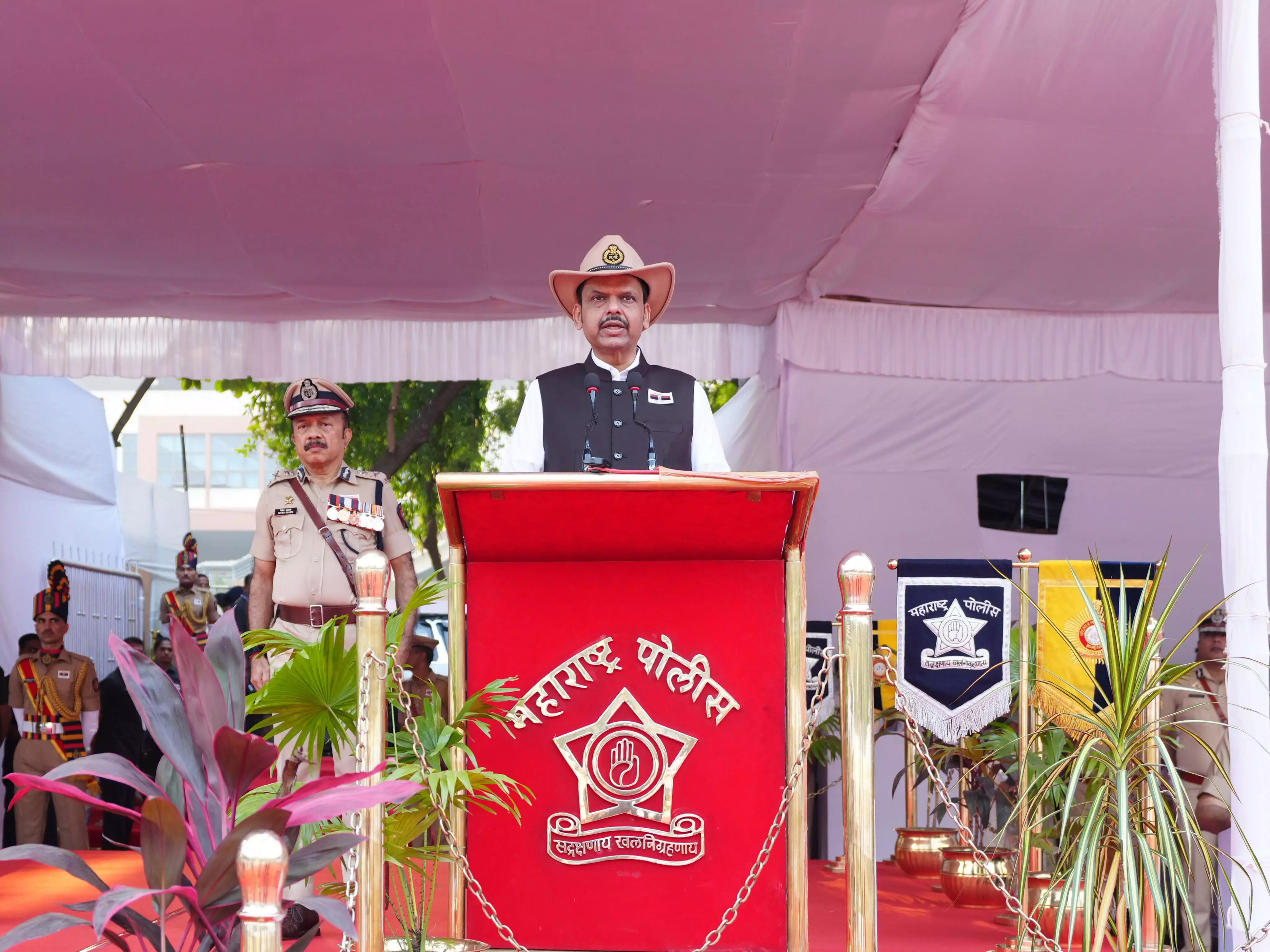 CM Fadnavis Pays Tribute to Fallen Police Personnel on Police Commemoration Day CM Fadnavis Pays Tribute to Fallen Police Personnel on Police Commemoration Day