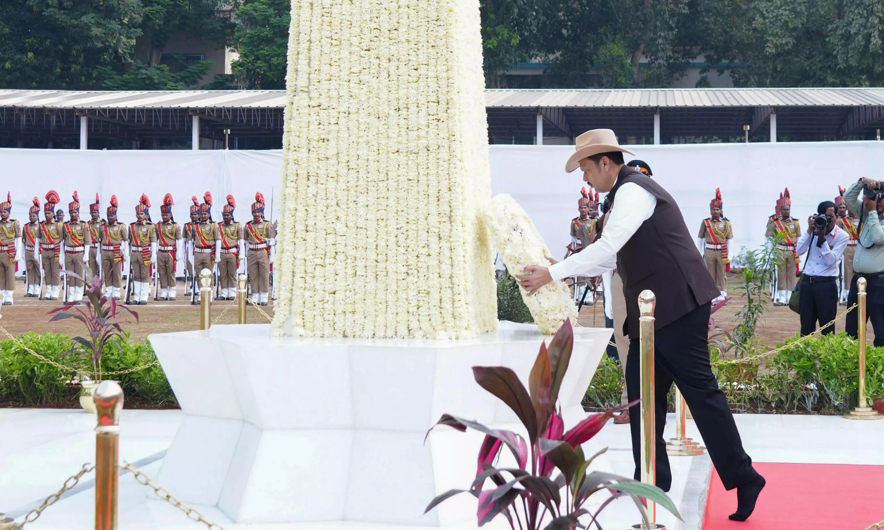 CM Fadnavis Pays Tribute to Fallen Police Personnel on Police Commemoration Day CM Fadnavis Pays Tribute to Fallen Police Personnel on Police Commemoration Day