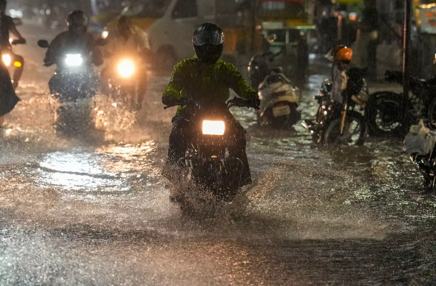 Heavy Rains Lash Chennai, Northern Districts in Tamil Nadu Heavy Rains Lash Chennai, Northern Districts in Tamil Nadu