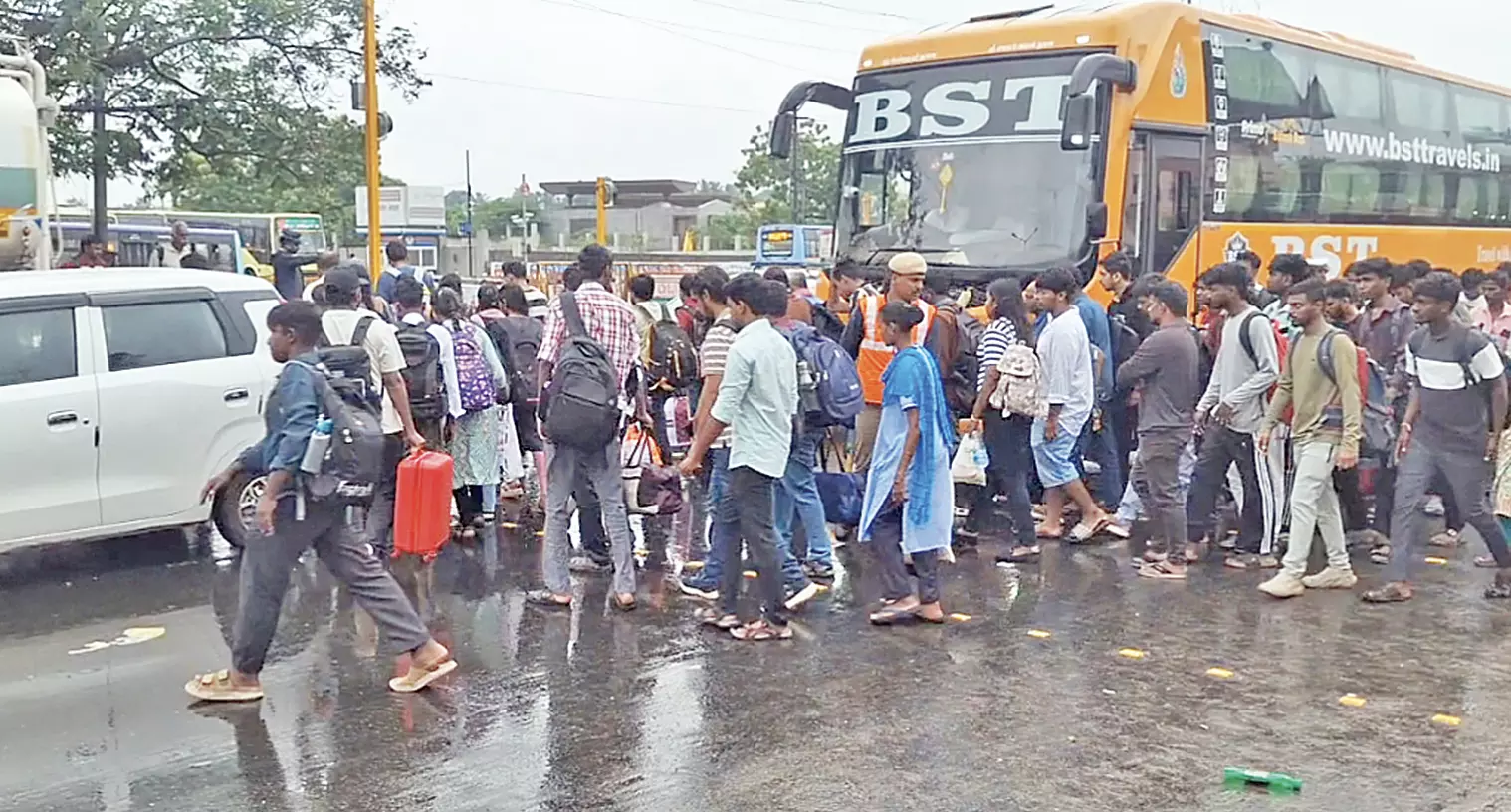 Traffic Chokes Near Kilambakkam Traffic Chokes Near Kilambakkam