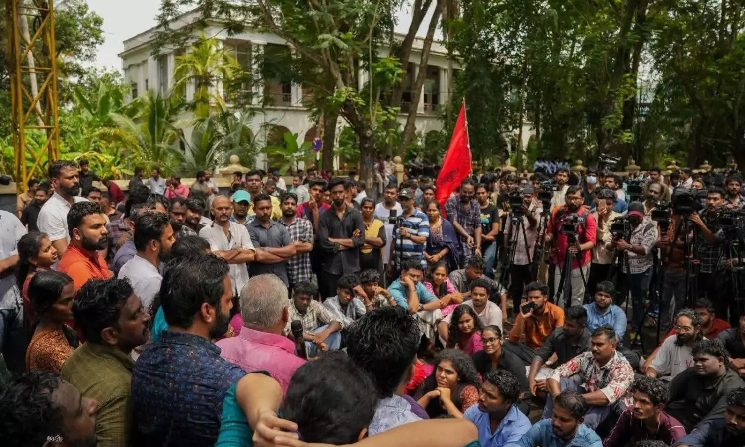 LDF Student Orgs March Towards Keralam Lok Bhavan, Demand CEC Sacking LDF Student Orgs March Towards Keralam Lok Bhavan, Demand CEC Sacking