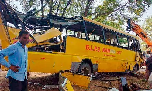 13 Students, School Bus Driver Injured As Tourist Mini-Bus Hits School Bus Near Mangaluru 13 Students, School Bus Driver Injured As Tourist Mini-Bus Hits School Bus Near Mangaluru