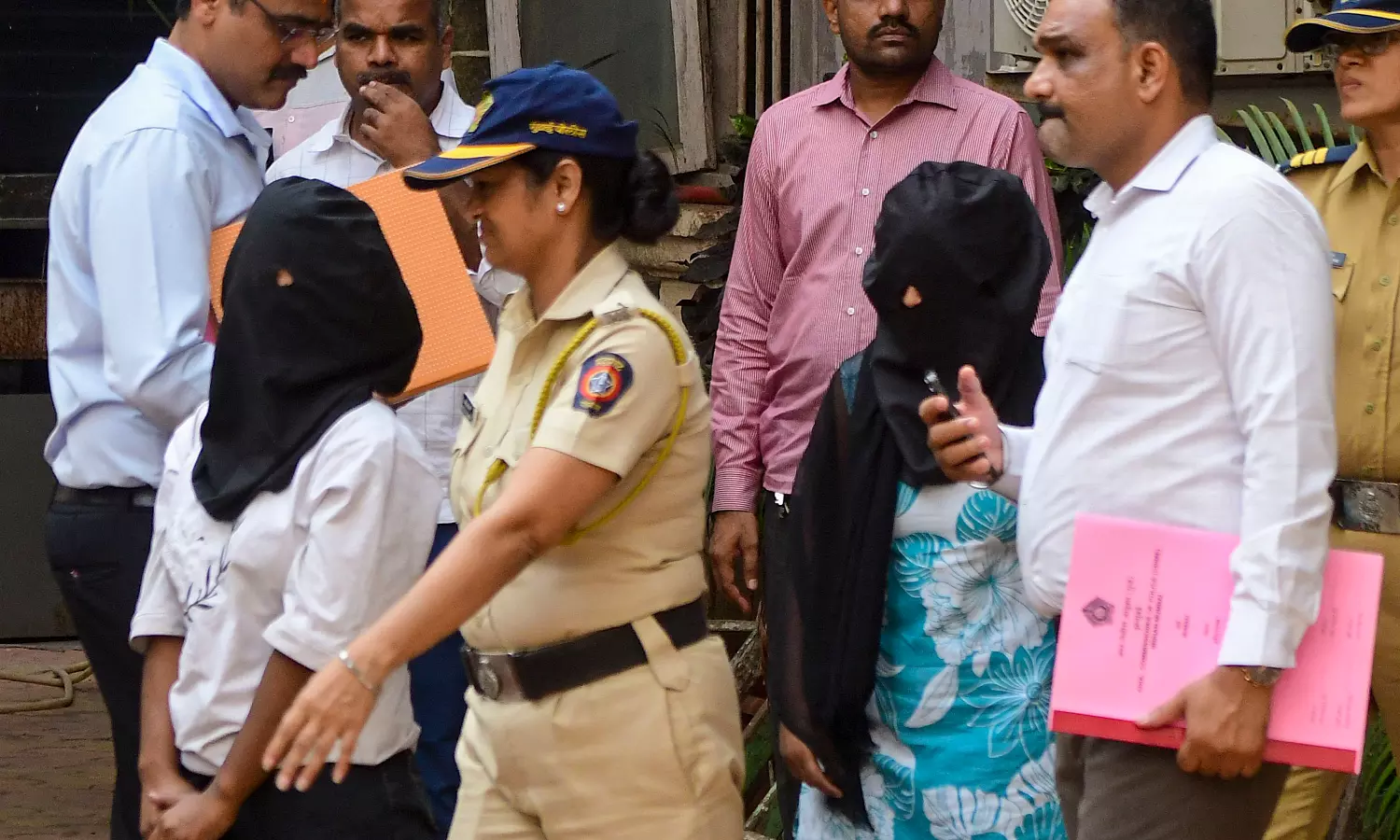 Tiger Shroff Firing: Mumbai Cops Recover Two Firearms from Surat Tiger Shroff Firing: Mumbai Cops Recover Two Firearms from Surat
