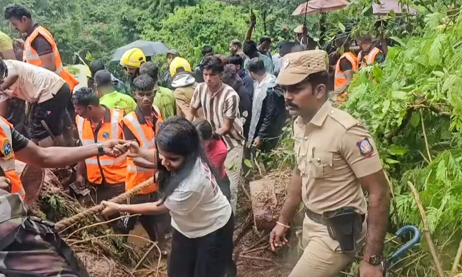 Keralam School Students on Ooty Trip Get Stranded in Mudslide, Rescued Keralam School Students on Ooty Trip Get Stranded in Mudslide, Rescued