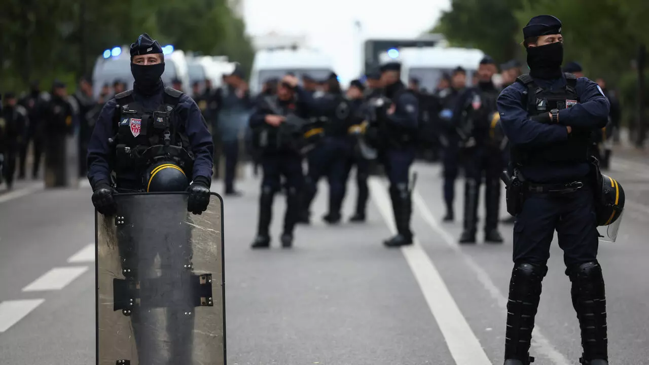 France Bans Protests in Marseille, Lyon; Paris Museums Closed After Protests France Bans Protests in Marseille, Lyon; Paris Museums Closed After Protests