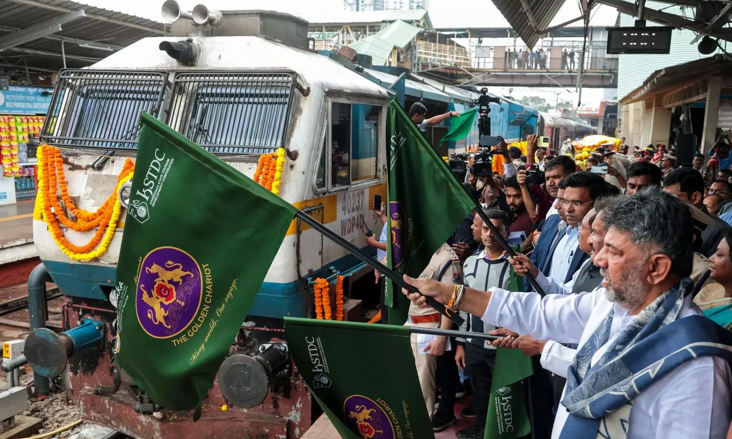 DK Shivakumar Flags Off ‘Pride of Karnataka’ Golden Chariot Tourist Train DK Shivakumar Flags Off ‘Pride of Karnataka’ Golden Chariot Tourist Train