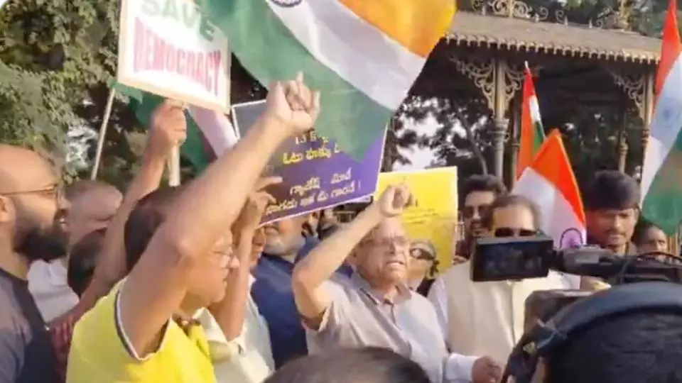 Over 2,000 Form Human Chain at Tank Bund Demanding Scrap of SIR, Sacking of CEC Over 2,000 Form Human Chain at Tank Bund Demanding Scrap of SIR, Sacking of CEC