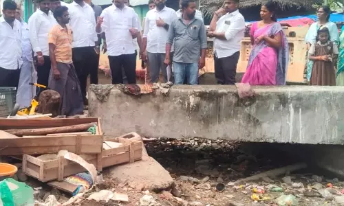 Minister Reviews Monsoon Preparedness At Kumbakonam