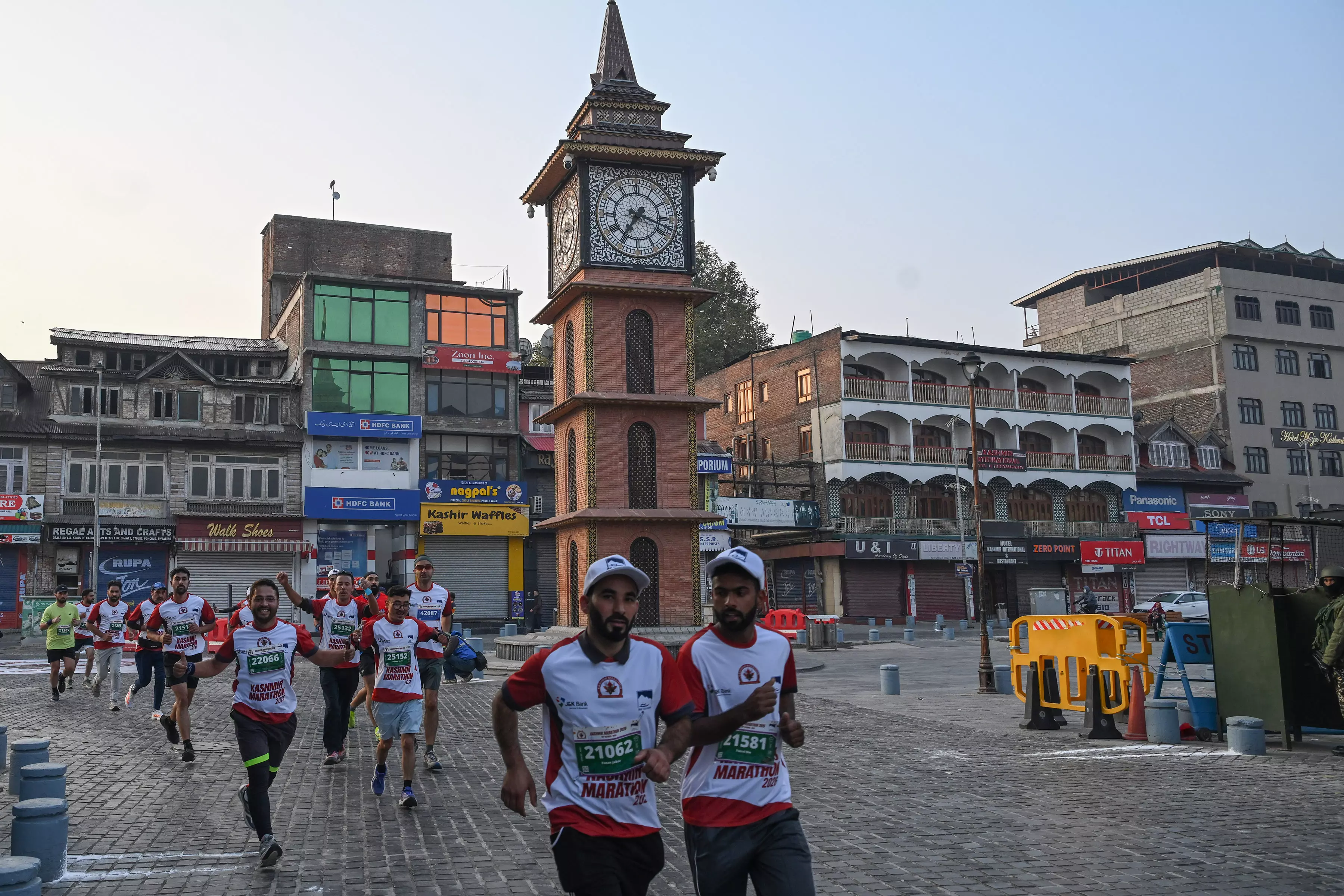 Over 2,100 Runners Take Part in Kashmir Marathon Over 2,100 Runners Take Part in Kashmir Marathon