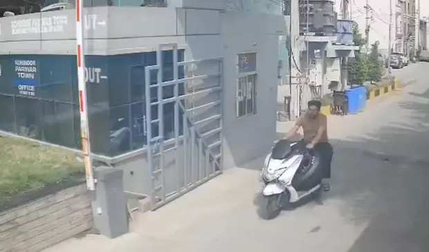 Chandrayangutta: Man Steals SUV’s Spare Tyre in Broad Daylight, Flees on Scooty Chandrayangutta: Man Steals SUV’s Spare Tyre in Broad Daylight, Flees on Scooty