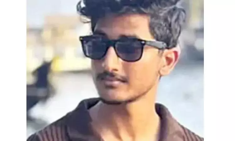 Hyderabad: B.Tech Student Dies While Picking Up Fallen Cap on Highway Hyderabad: B.Tech Student Dies While Picking Up Fallen Cap on Highway