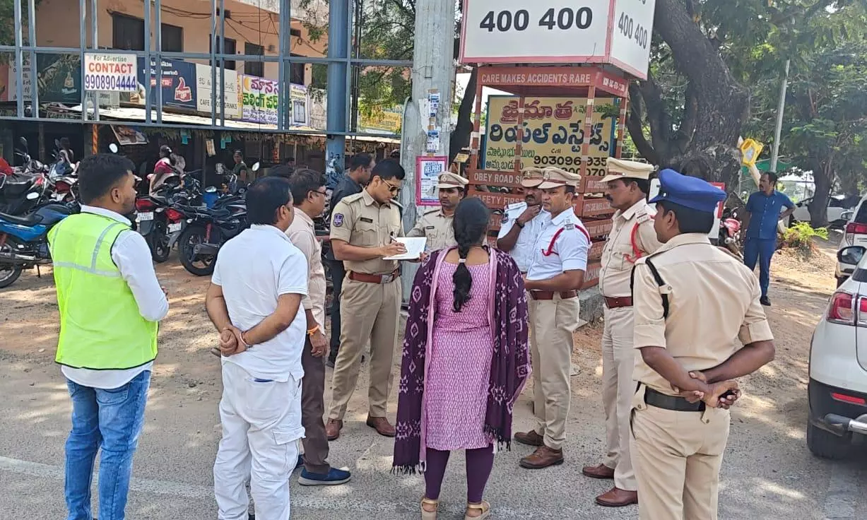 DCP Traffic Shivam Upadhyaya Inspects Accident-Prone Areas and Black Spots on NH-765 DCP Traffic Shivam Upadhyaya Inspects Accident-Prone Areas and Black Spots on NH-765