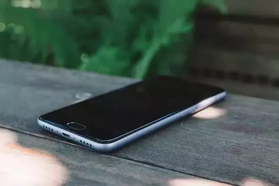 Migrant Worker Hands In Phone, Cop Sells It For Rs 10k Migrant Worker Hands In Phone, Cop Sells It For Rs 10k