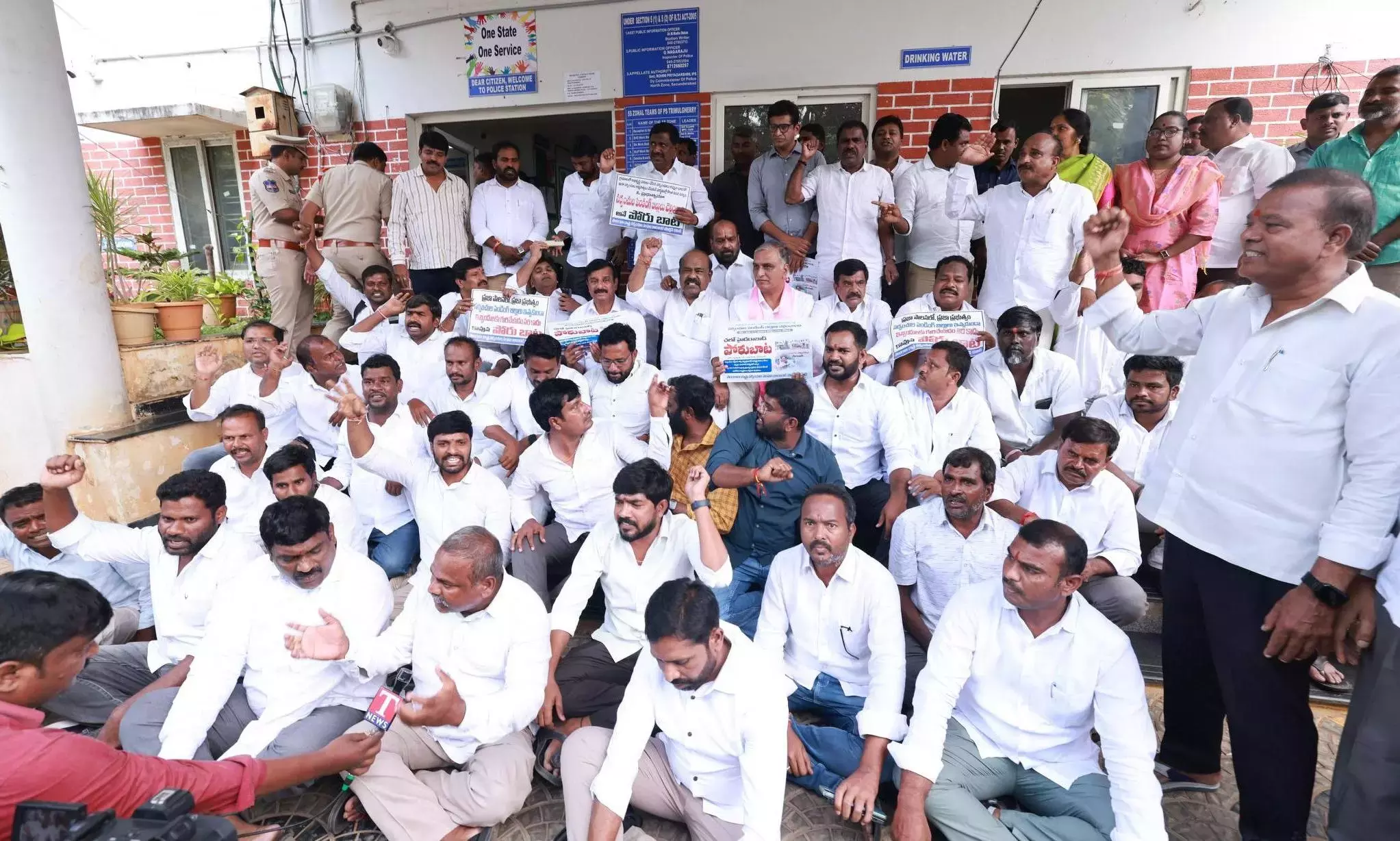 Sarpanches JAC Hold Protest At Praja Bhavan Sarpanches JAC Hold Protest At Praja Bhavan