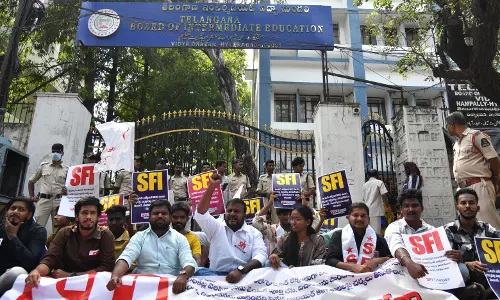 SFI Protests at Inter Board, Demands Probe into Fake Certificates of Regularised Lecturers SFI Protests at Inter Board, Demands Probe into Fake Certificates of Regularised Lecturers