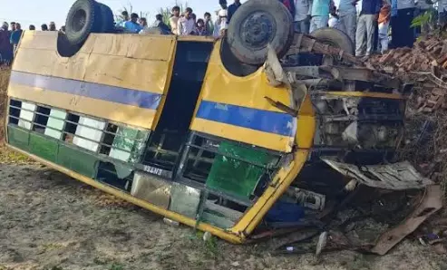 14 Children Injured as School Bus Overturns into Ditch in Meerut 14 Children Injured as School Bus Overturns into Ditch in Meerut