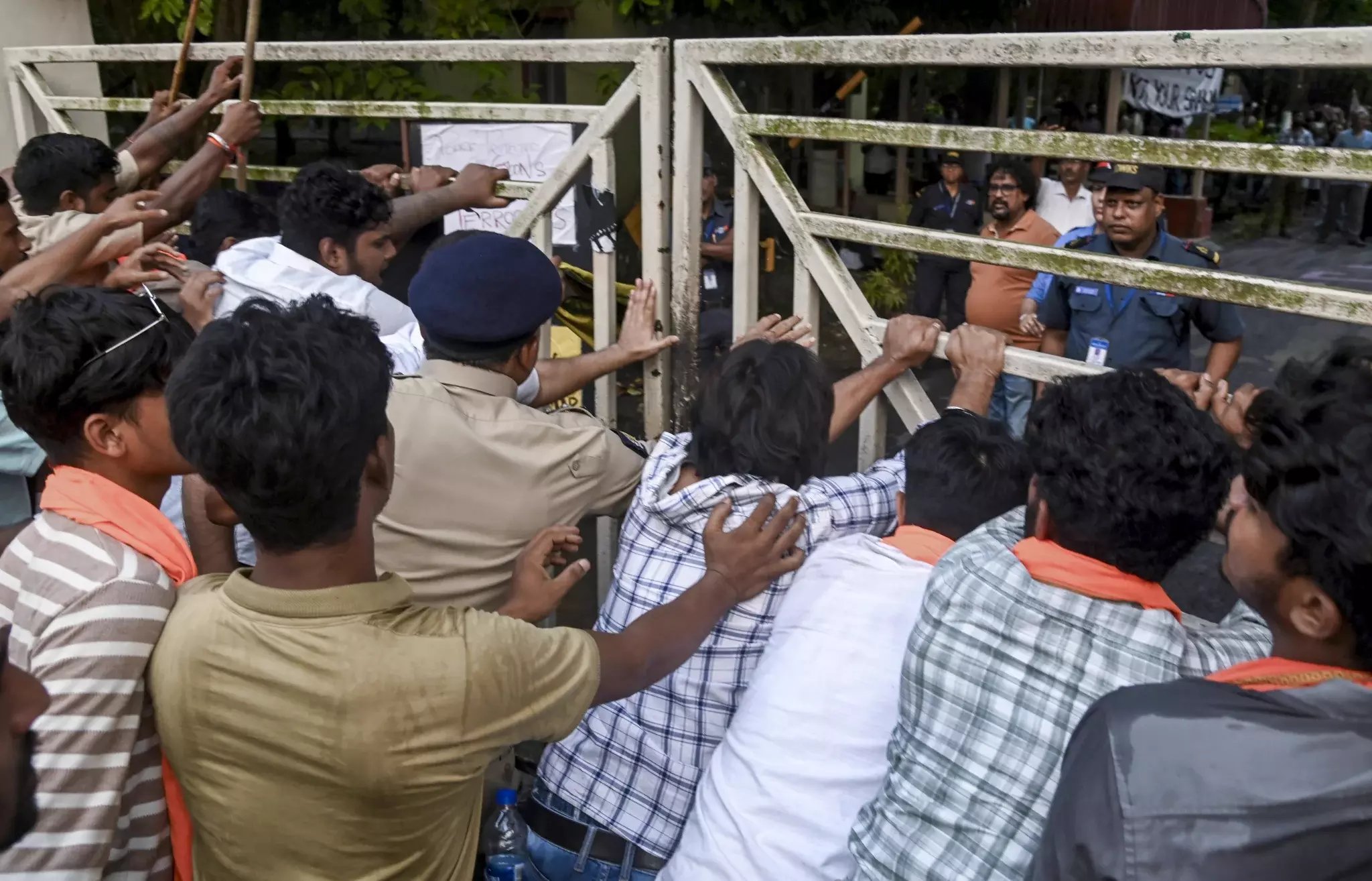 Kolkata Police Enters SRFTI Campus as Students Hold Torch Rally Kolkata Police Enters SRFTI Campus as Students Hold Torch Rally