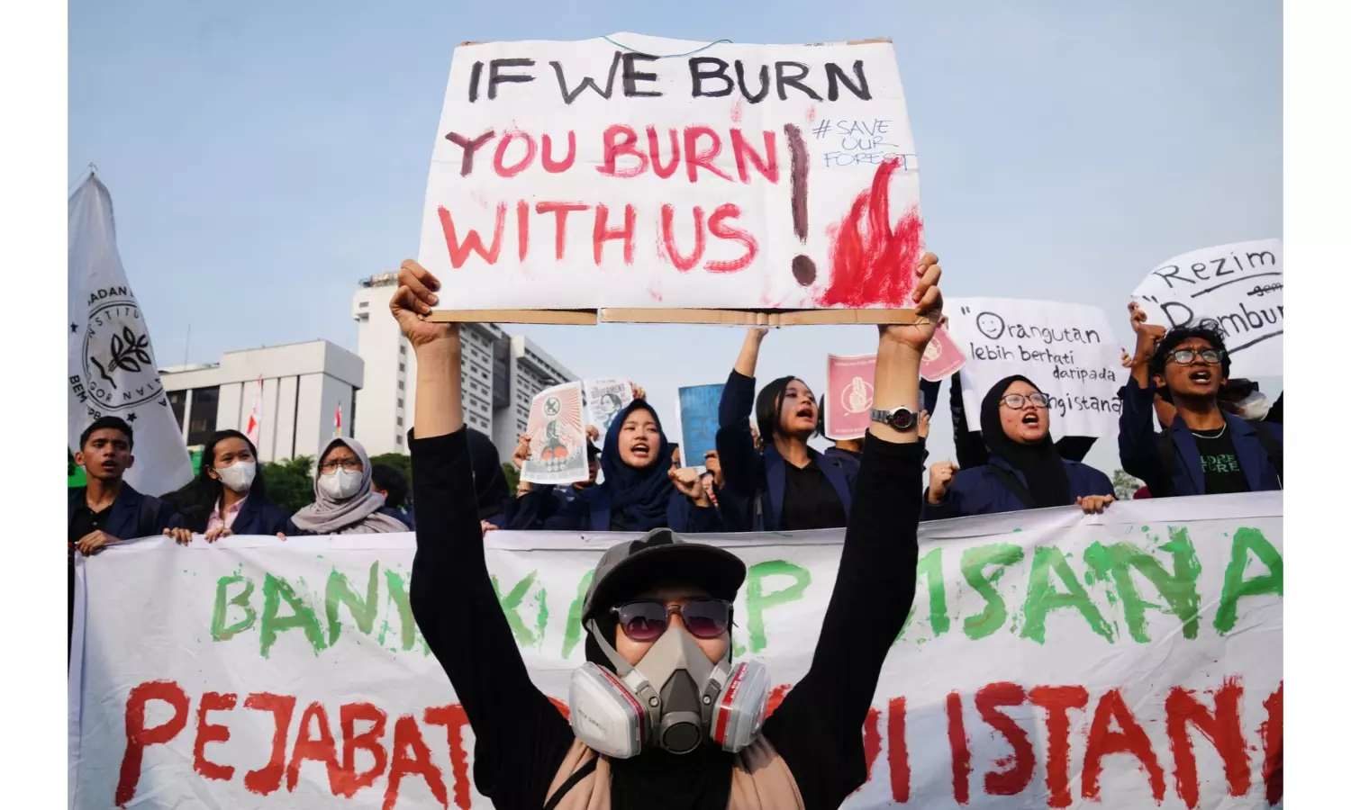 Eat the Rich: Indonesians Protest Graft, Economic Woes & Wildfire Haze Eat the Rich: Indonesians Protest Graft, Economic Woes & Wildfire Haze