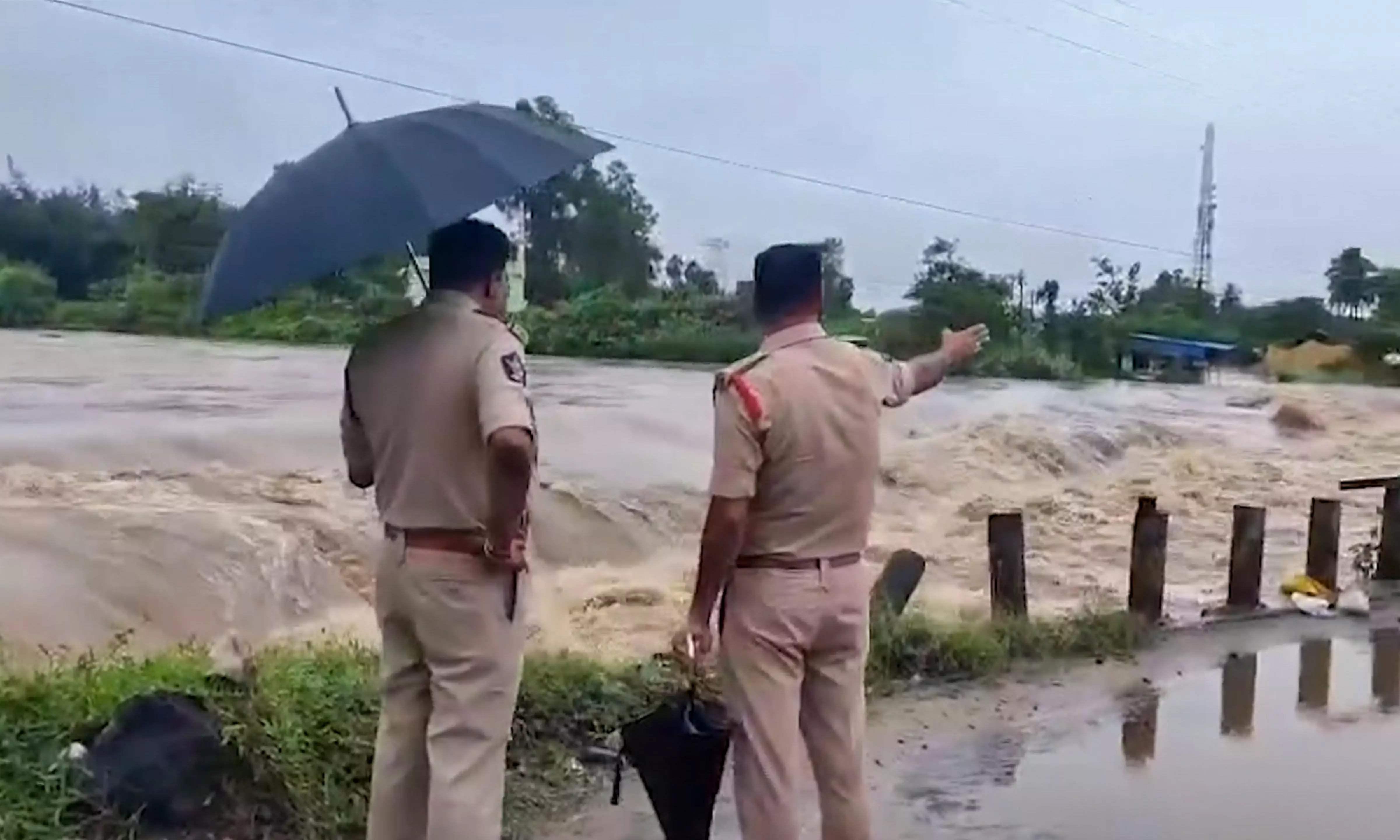 Cyclone Arnab Deals Fresh Blow to Anakapalli, Bridge Collapses, Causeways Flooded Cyclone Arnab Deals Fresh Blow to Anakapalli, Bridge Collapses, Causeways Flooded