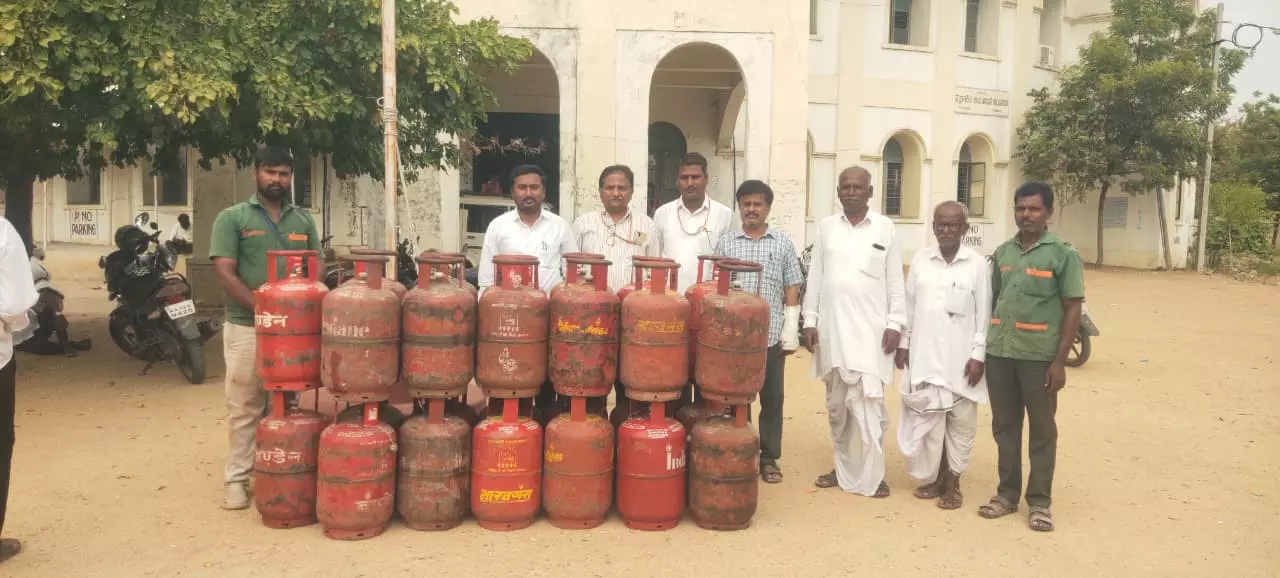 26 Domestic LPG Cylinders Seized From Hotels, Eateries In Shahapur 26 Domestic LPG Cylinders Seized From Hotels, Eateries In Shahapur