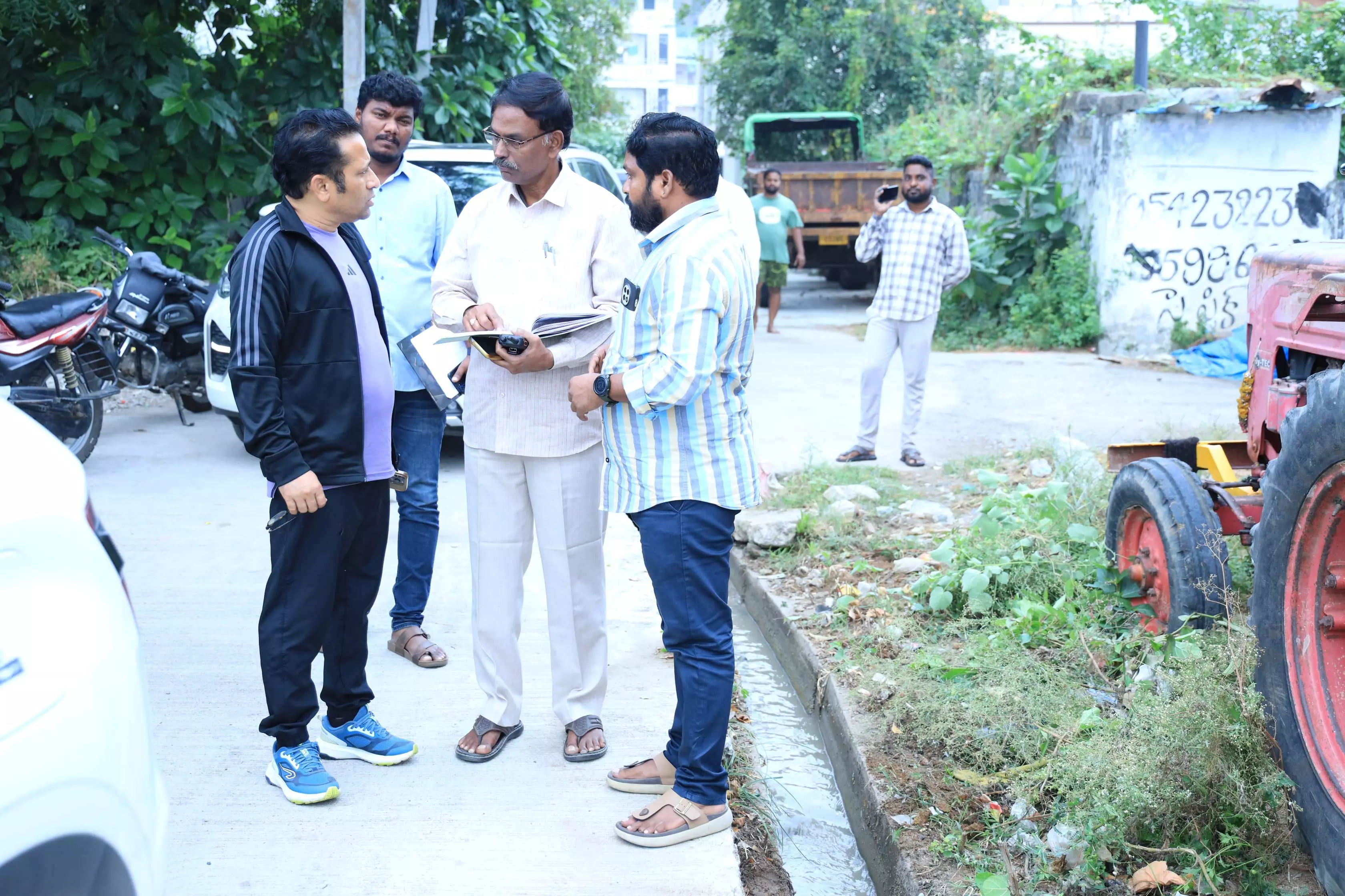 Warangal Municipal Chief Inspects Drainage, CC Road Works in Hanamkonda Warangal Municipal Chief Inspects Drainage, CC Road Works in Hanamkonda