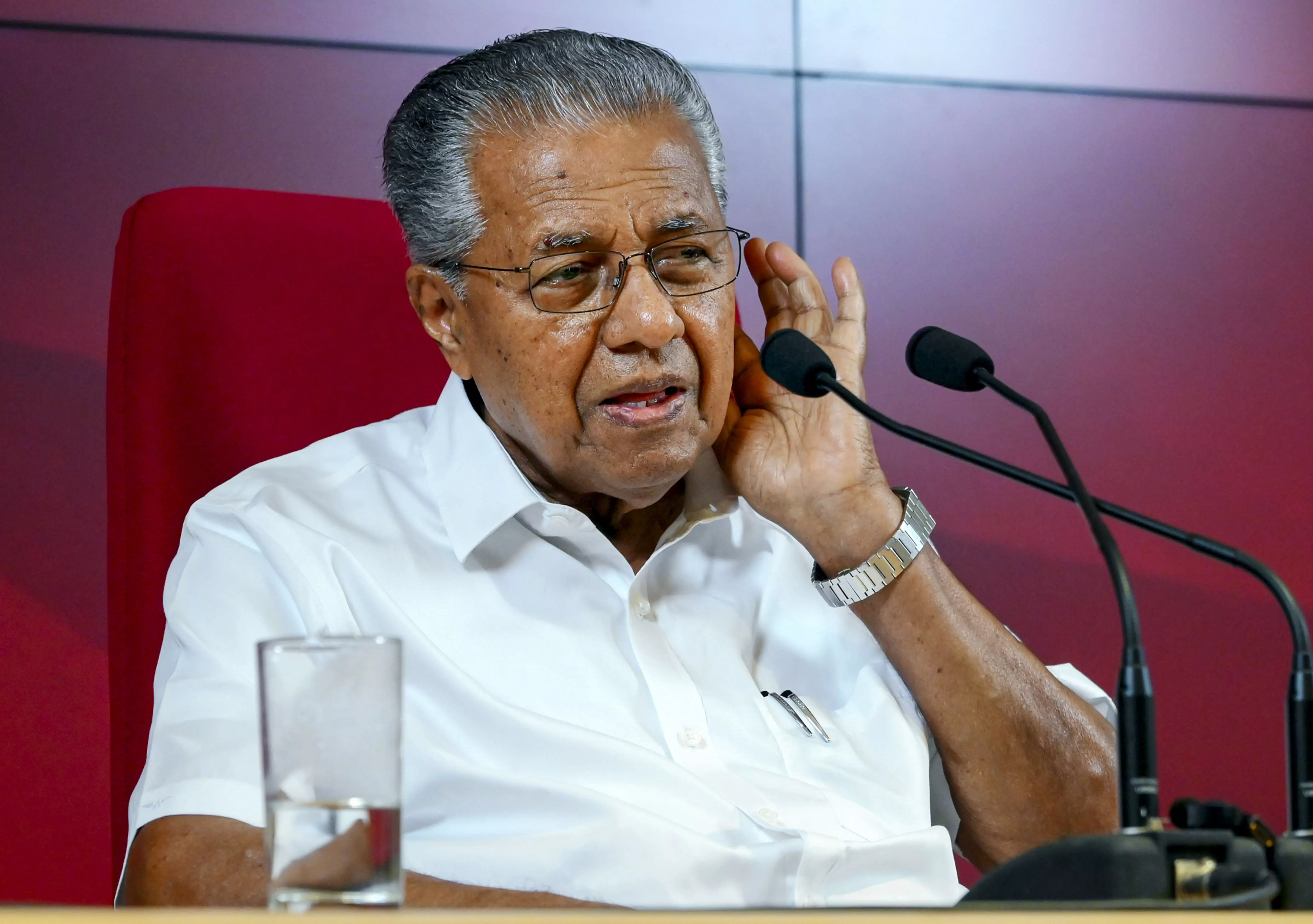 Vijayan Opposes Scrapping Police Station PRO System Vijayan Opposes Scrapping Police Station PRO System