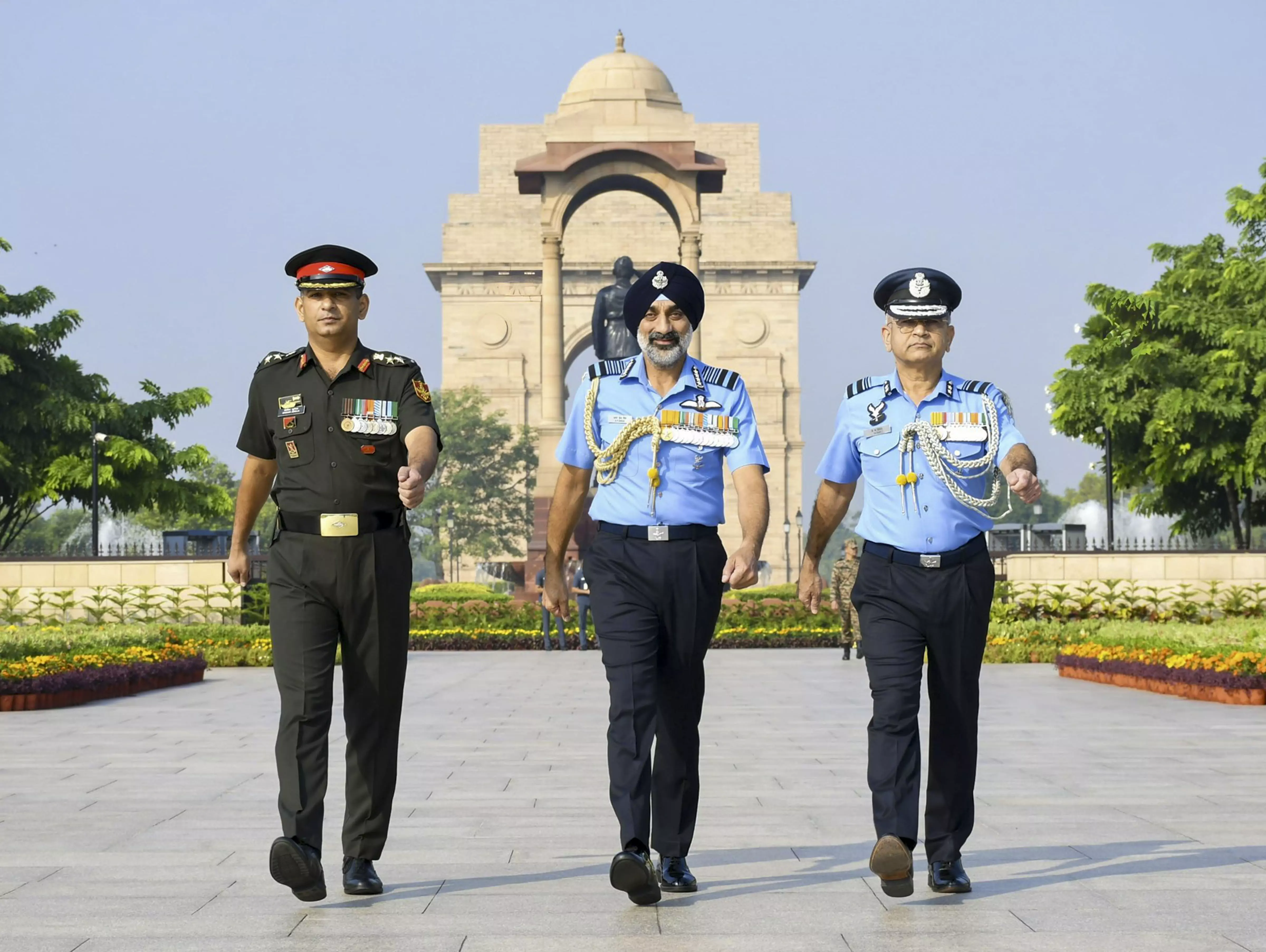 Outgoing IAF Chief AP Singh Pays Tribute at War Memorial Ahead of Handover Outgoing IAF Chief AP Singh Pays Tribute at War Memorial Ahead of Handover