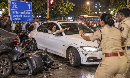 Woman Rams Multiple Vehicles, Tries to Run Over Cops in Mumbai; Booked Woman Rams Multiple Vehicles, Tries to Run Over Cops in Mumbai; Booked