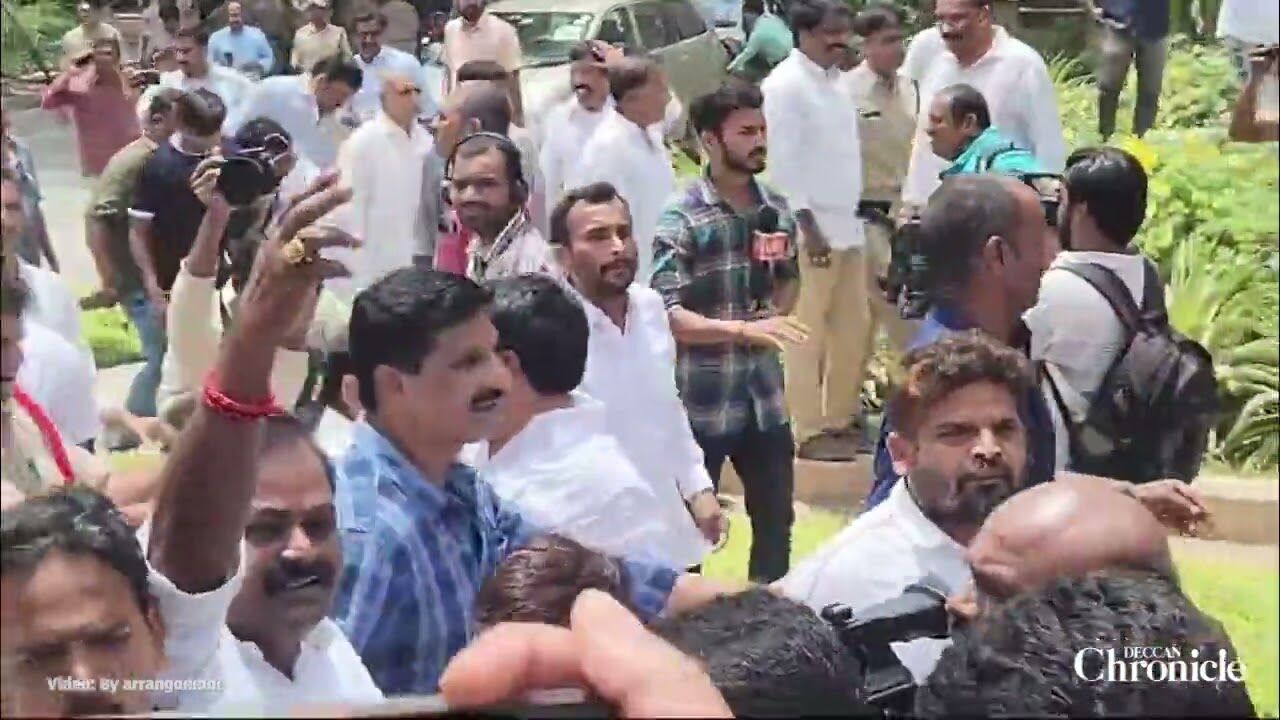 Hyderabad : Arekapudi Gandhi, followers attack Kaushik Reddy’s residence in Kondapur