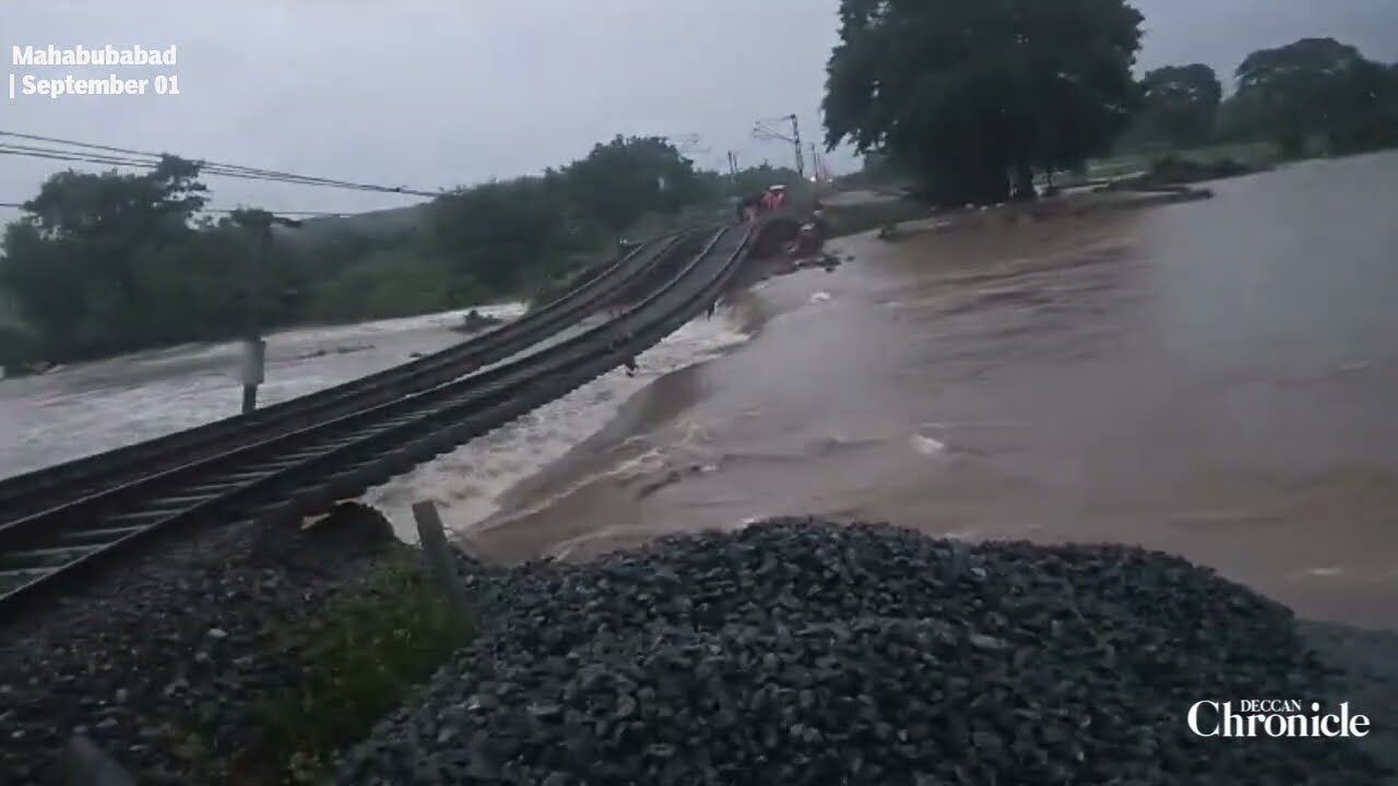 Mahabubabad : Railway track washed away due to heavy rains in Kesamudram