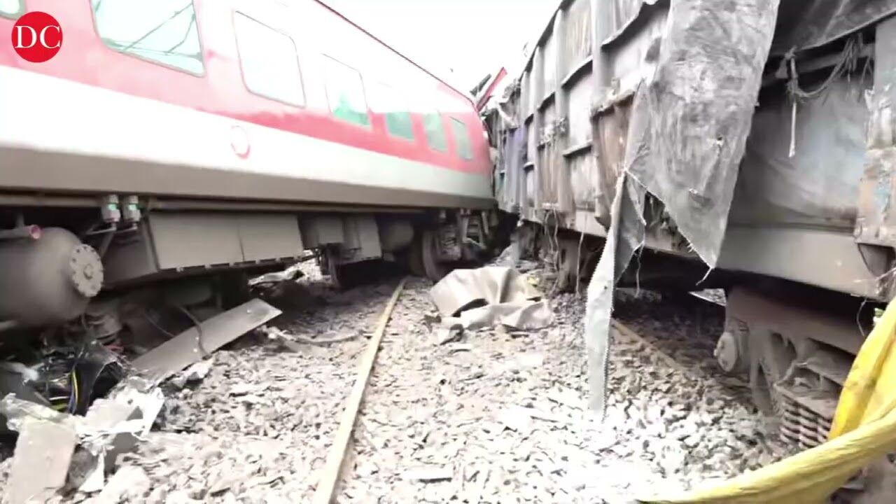 Two killed, 20 injured as 18 coaches of Howrah-Mumbai Mail derail in Jharkhand; rescue ops over
