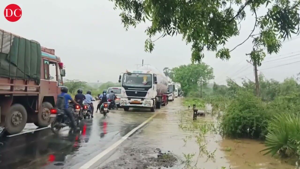 TN: Commuters face difficulty as land bridge inundated in Sriperumbudur-Tiruvallur highway